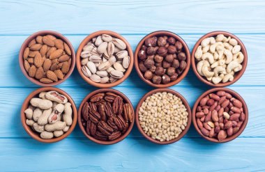 Fındık karışımı: antep fıstığı, badem, ceviz, çam fıstığı, fındık ve kaju. Kase backgrond içinde snack