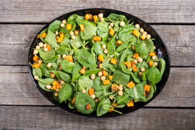 kabak ile sonbahar salatası , ıspanak , nohut ve susam 