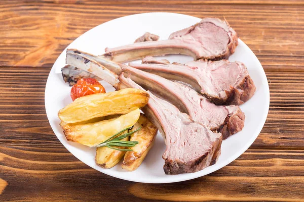 Grilled rack of lamb with potatoes — Stock Photo, Image