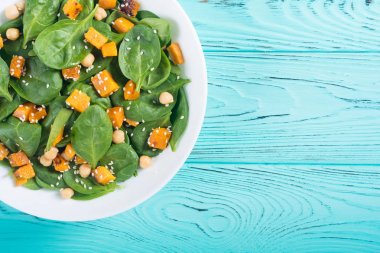 kabak ile sonbahar salatası , ıspanak , nohut ve susam 