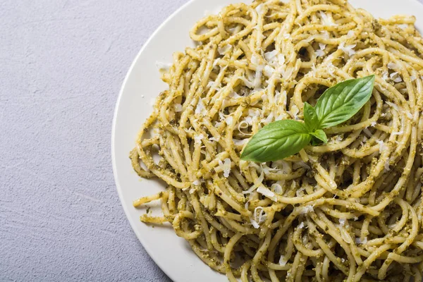 Spaghettis aux pâtes au pesto sauce — Photo