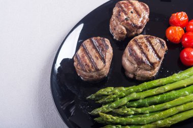 Kuşkonmaz ve domates ile ızgara fileto mignon