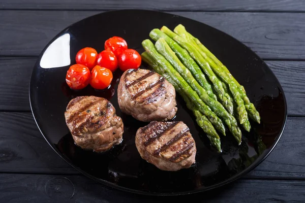 Filete a la parrilla mignon con espárragos y tomates — Foto de Stock