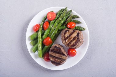 Kuşkonmaz ve domates ile ızgara fileto mignon