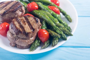 Kuşkonmaz ve domates ile ızgara fileto mignon