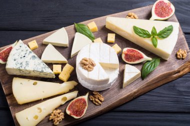 Peynir brie ile Cheeseboard , parmesan , camembert ve dorblu .