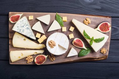 Peynir brie ile Cheeseboard , parmesan , camembert ve dorblu .