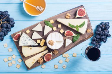 Peynir brie ile Cheeseboard , parmesan , camembert ve dorblu .