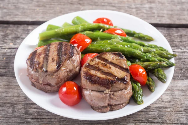 Grilled filet mignon with asparagus and tomatoes — Stock Photo, Image