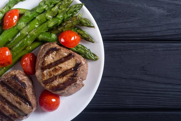 Filet mignon grillé aux asperges et tomates — Photo