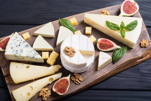 Quadro de queijo com queijo brie, parmesão, camembert e dorblu  . — Fotografia de Stock