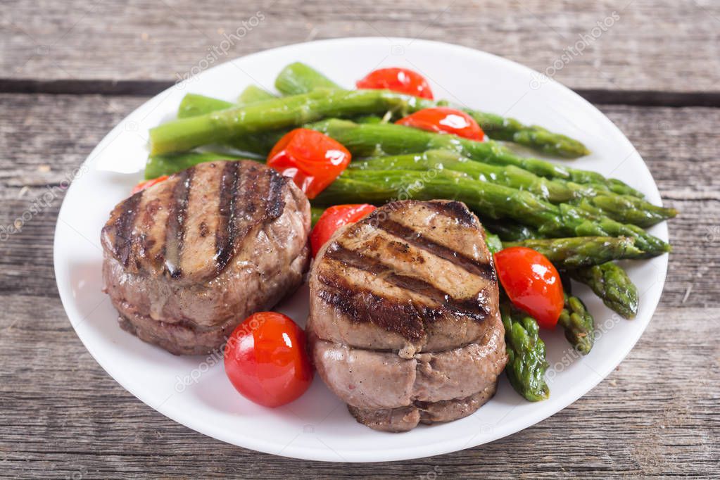 Grilled filet mignon with asparagus and tomatoes