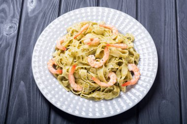 Sos pesto ve karides ile Makarna tagliatelle . İtalyan gıda ba