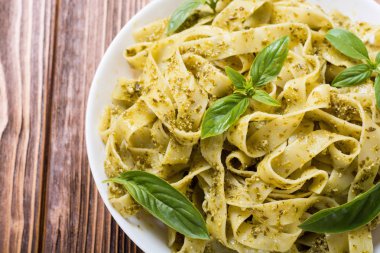 Yeşil sos pesto ile Makarna tagliatelle . İtalyan gıda backgrou
