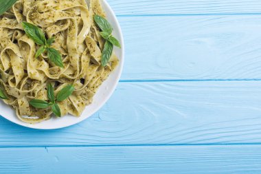 Yeşil sos pesto ile Makarna tagliatelle . İtalyan gıda backgrou