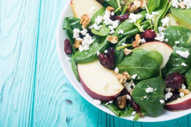 Elma ile Sonbahar ıspanak salatası , peynir , ceviz ve kurutulmuş krani