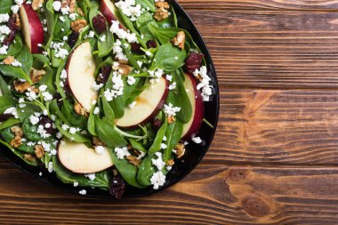 Elma ile Sonbahar ıspanak salatası , peynir , ceviz ve kurutulmuş krani