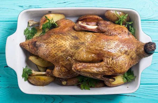 Pato casero horneado con papas y manzana. Comida de Navidad — Foto de Stock