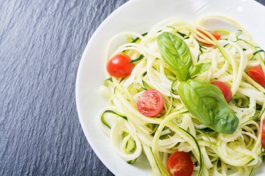 Kabak domates makarna erişte. Sağlıklı vejetaryen yemek