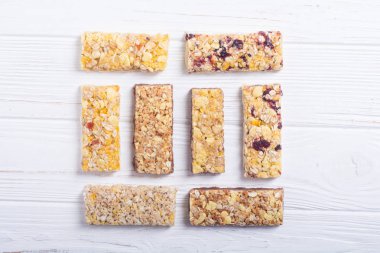 Sağlıklı ev yapımı atıştırmalıklar kahvaltı. Granola barlar