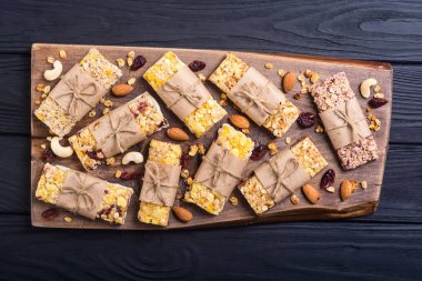 Sağlıklı ev yapımı atıştırmalıklar kahvaltı. Granola barlar
