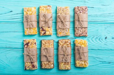 Sağlıklı ev yapımı atıştırmalıklar kahvaltı. Granola barlar