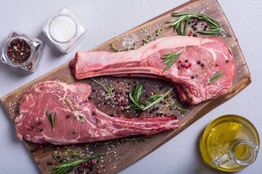 Çiğ dana tomahawk biftek