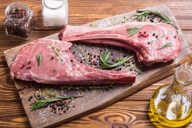 Çiğ dana tomahawk biftek