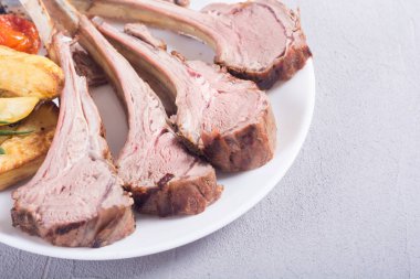 Patatesli ızgara kuzu rafı 