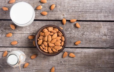 ahşap masa üzerinde badem sütü
