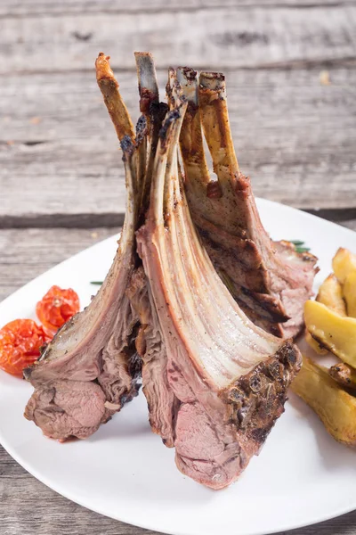 Grilled rack of lamb with potatoes — Stock Photo, Image