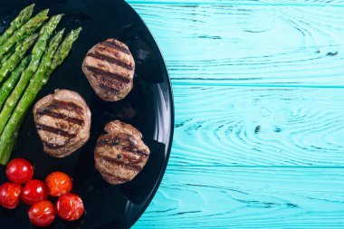 Kuşkonmaz ve domates ile ızgara fileto mignon