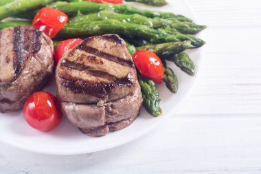 Kuşkonmaz ve domates ile ızgara fileto mignon