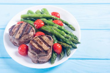 Kuşkonmaz ve domates ile ızgara fileto mignon