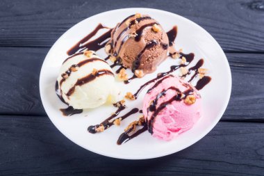 Ceviz ve çikolata tepesi ile dondurma 