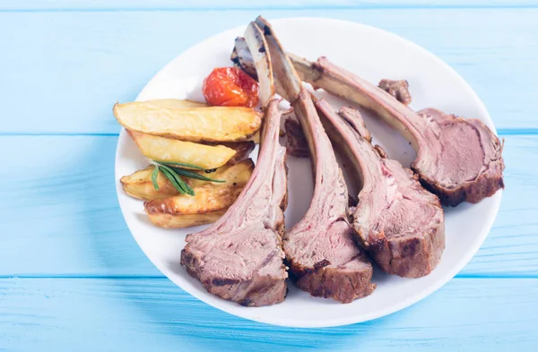 Grilled rack of lamb with potatoes — Stock Photo, Image