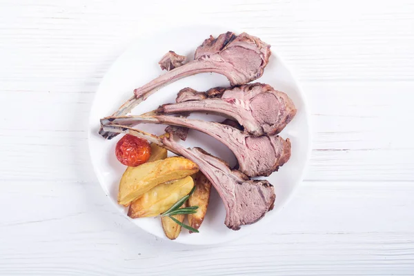 Grilled rack of lamb with potatoes — Stock Photo, Image