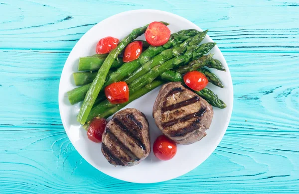 Filete a la parrilla mignon con espárragos y tomates — Foto de Stock