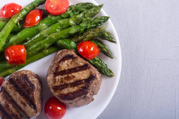 Filet mignon grillé aux asperges et tomates — Photo