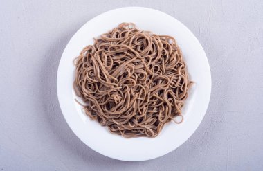 Bir tabakta Japon soba erişte