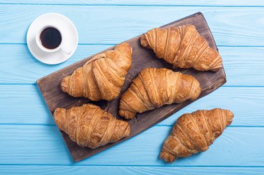 Ahşap arka planda kruvasanlar