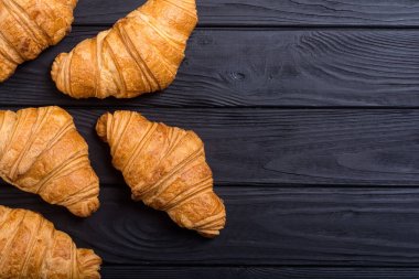Ahşap arka planda kruvasanlar