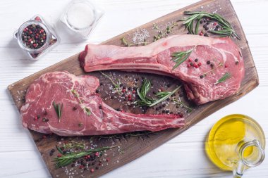 Çiğ dana tomahawk biftek