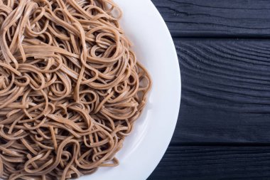 Bir tabakta Japon soba erişte