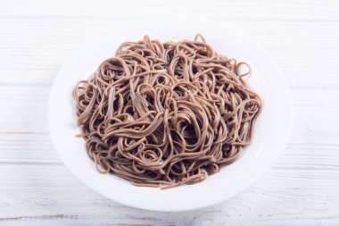 Bir tabakta Japon soba erişte