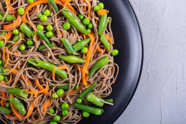 Soba erişte salatası