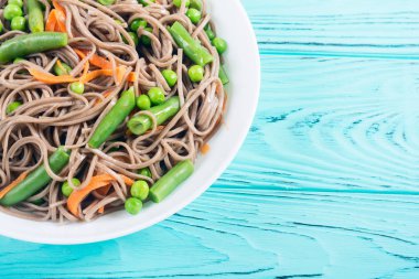 Soba erişte salatası