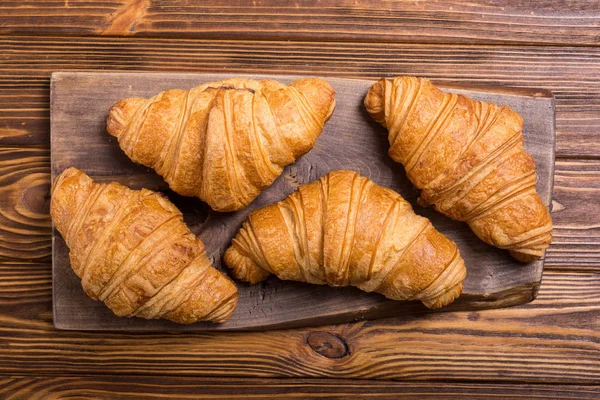 Croissants auf Holzgrund — Stockfoto