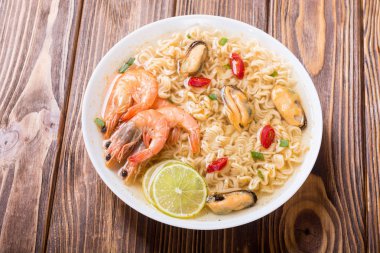 Karides ve mssels ile anlık erişte çorbası. Asya gıda