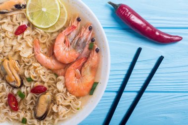 Karides ve mssels ile anlık erişte çorbası. Asya gıda